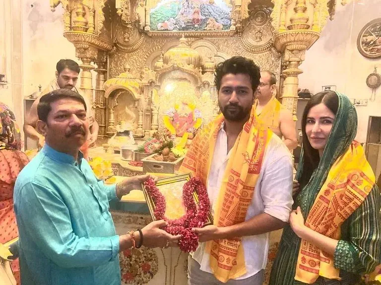  कैटरीना कैफ स‍िर ढक कर सासू मां के साथ मंदिर पहुंचीं, व‍िक्‍की कौशल भी खड़े नजर आए