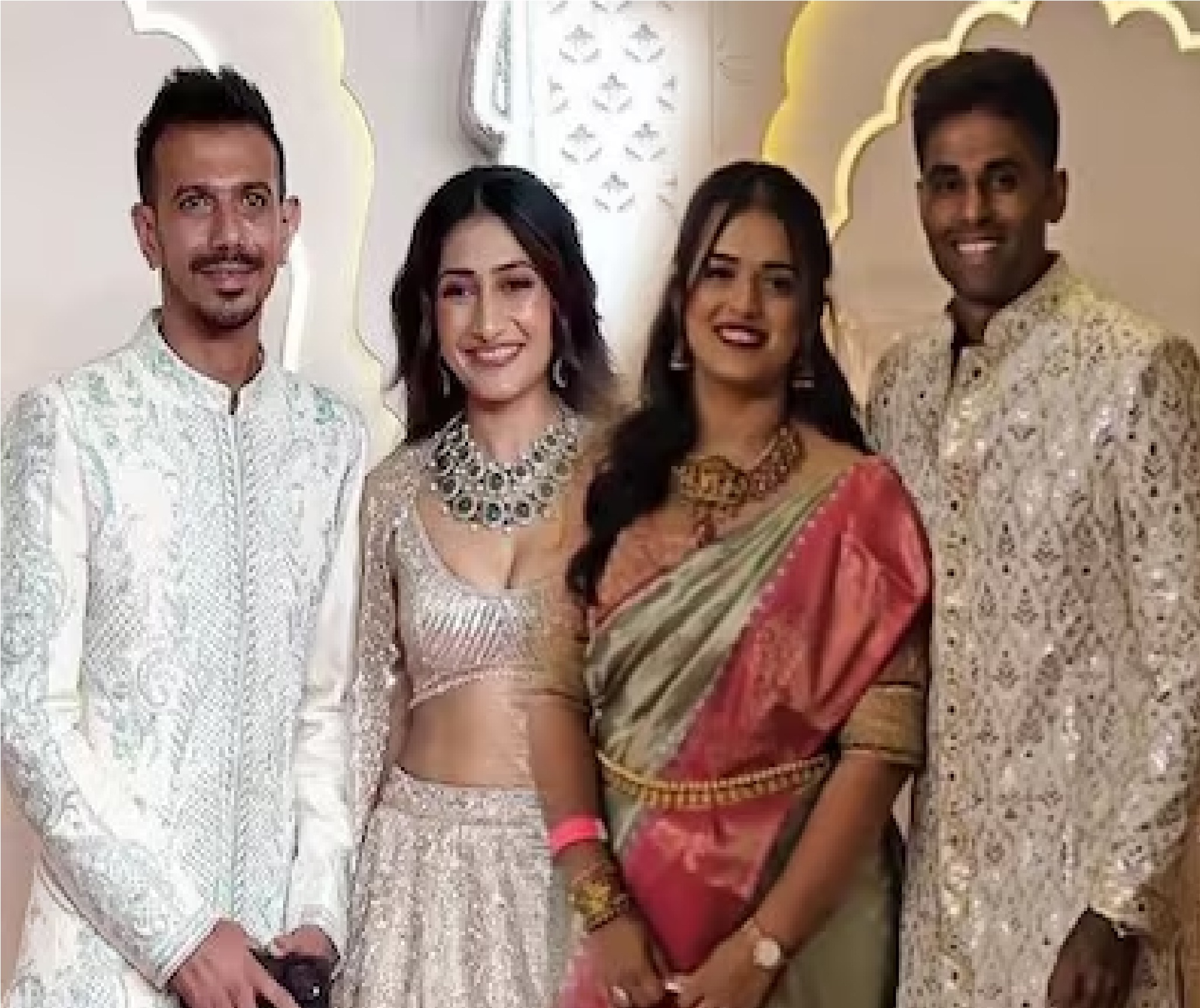 अनंत-राधिका की वेडिंग में पहुंचे स्टार क्रिकेटर, परी जैसी लग रही युजवेंद्र चहल की पत्नी, सूर्या भाउ की बीवी साड़ी में ढा रही कहर