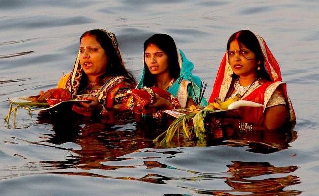छठ महापर्व का आज दूसरा दिन, गंगा घाट पर दिखी रौनक, शाम में मनाया जाएगा खरना