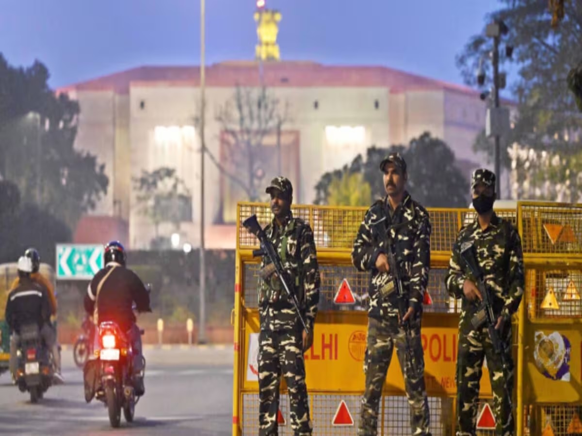 New Delhi: फर्जी आधार कार्ड के जरिए कर रहे थे संसद भवन में घुसने की कोशिश, CISF ने पकड़े तीन आरोपी