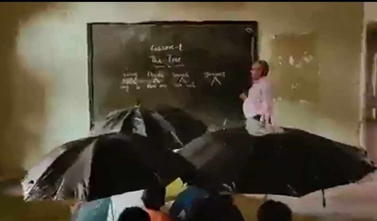 क्लास की छत से भर-भराकर गिरता रहा पानी बच्चे छतरी लेकर पढ़ते रहे