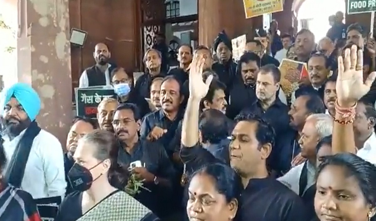 काले कपड़ों में संसद से लेकर राष्ट्रपति भवन तक कांग्रेस का प्रदर्शन सरकार के खिलाफ जमकर लगे नारे