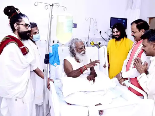 डिप्टी सीएम केशव मौर्या ने अस्पताल पहुंचकर जाना हाल महंत ने वीडियो जारी कर भक्तों को दिया आशीर्वाद