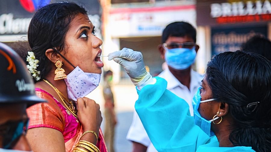 देश में तेजी से कम हो रही कोरोना की रफ्तार 24 घंटे में दर्ज हुए 2.5 लाख नए मामले ठीक होने वाले लोगों की संख्या 2.67 लाख