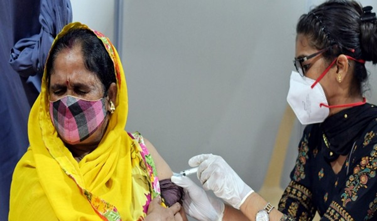 देश में 60 साल या अधिक उम्र के 1.2 करोड़ लोगों ने अभी तक कोविड टीके की पहली खुराक नहीं ली: सरकार