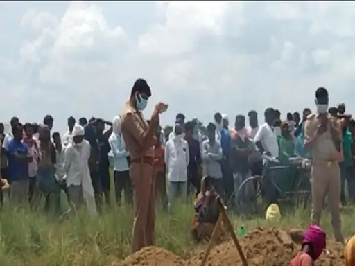 आठ दिन बाद कब्र से हुई शव की खुदाई:आजमगढ़ में DM से हुई थी शिकायत
