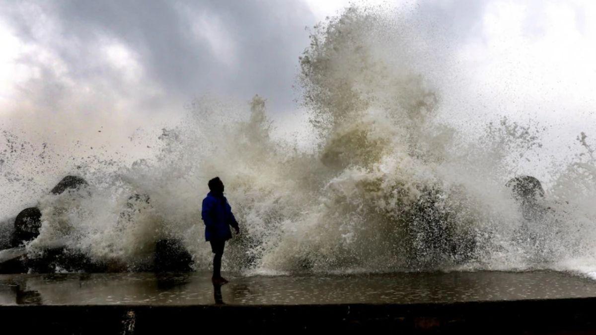Cyclone Mocha बंगाल की खाड़ी से बांग्लादेश की ओर बढ़ रहा गंभीर चक्रवाती तूफान, बंदरगाहों पर चेतावनी