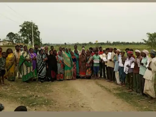 पलिया में पट्टेदारों ने जमीन पर किया कब्जा हाइकोर्ट के आदेश के बाद भूमाफियाओं ने खाली की भूमि