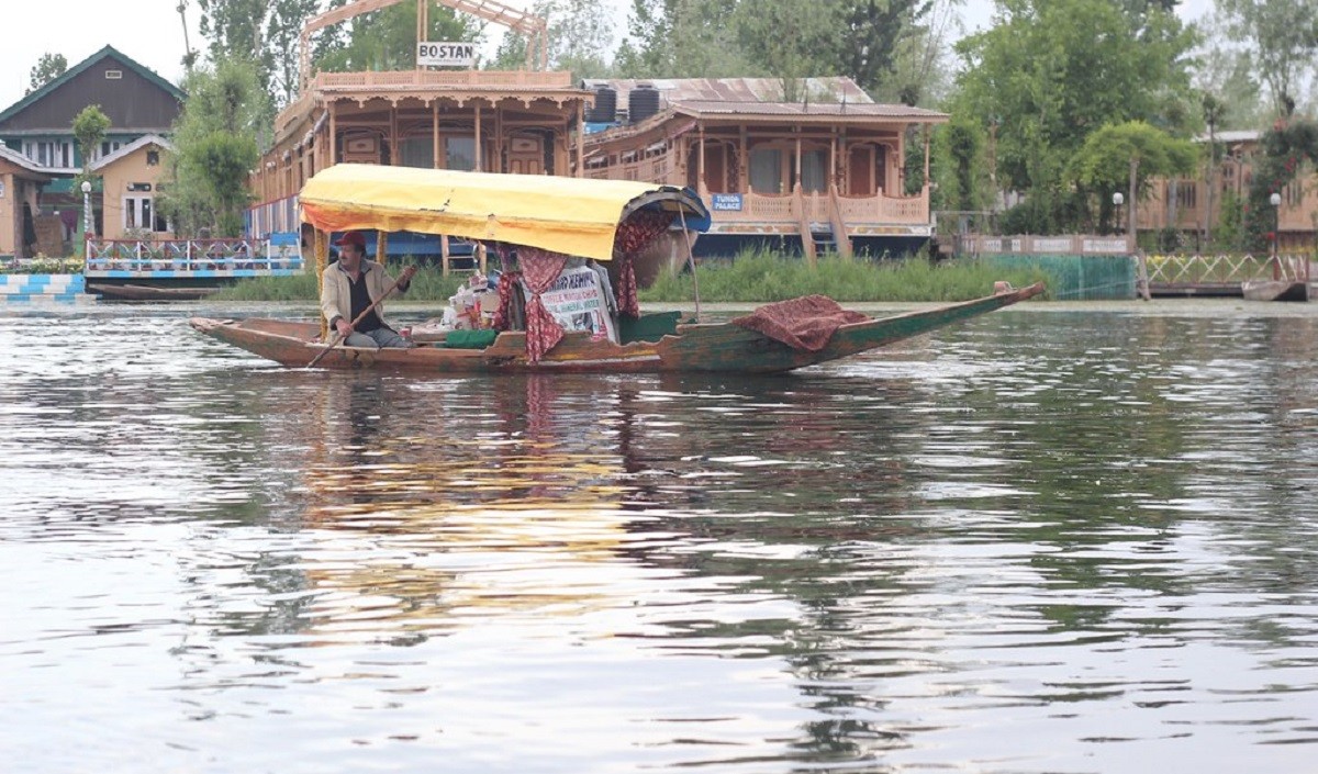 डल झील में लगी आग से सात हाउसबोट जलकर राख करोड़ों रुपये की संपत्ति नष्ट