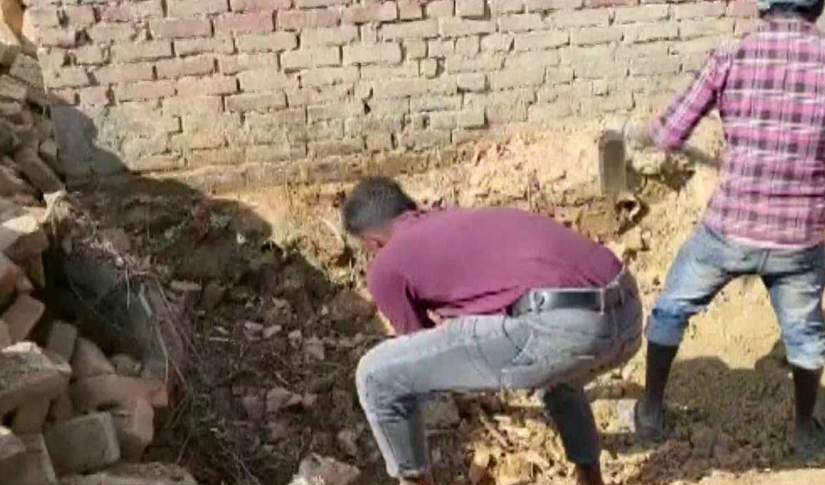 दो महीने से लापता थी दलित लड़की आखिर में सपा मंत्री के खेत में मिली लाश मारने से पहले तोड़ी हड्डी फिर घोंटा गला