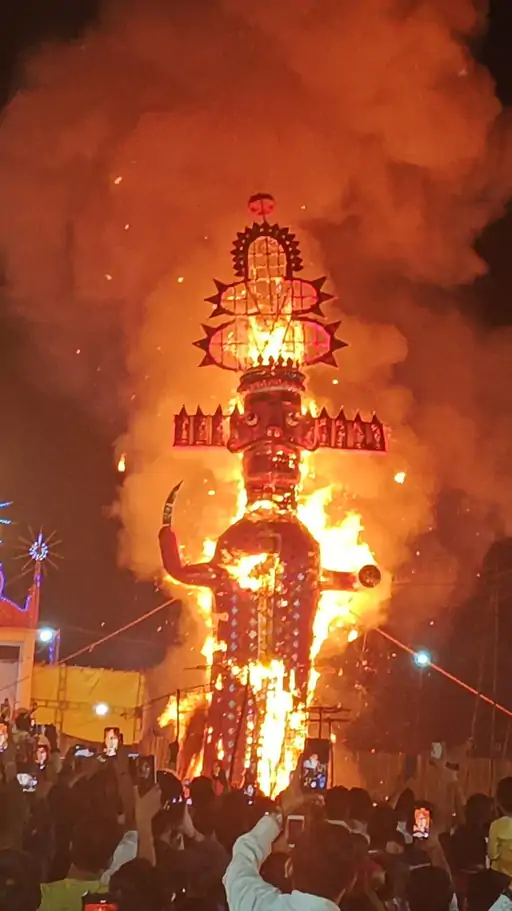 दो मिनट में धराशायी हो गया रावण का पुतला 1 लाख लोग पहुंचे रामलीला मैदान