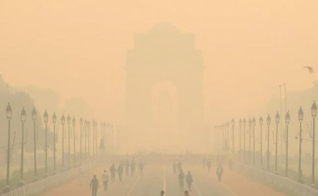 New Delhi: दिल्ली की जहरीली हवा का कारण बना पंजाब, पराली जलाने से छायी हर तरफ धुंध, AQI 400 पार 