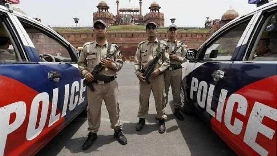 Delhi त्योहारों के मद्देनजर दिल्ली में आतंकवादी हमले की आशंका, दिल्ली पुलिस ने हाई अलर्ट जारी किया