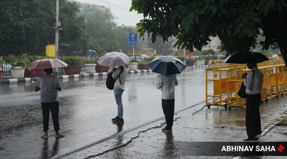 Rain: दिल्ली से मुंबई तक हो रही बारिश, यूपी-बिहार में भी बादल मेहरबान, जानें देश के मौसम का हाल