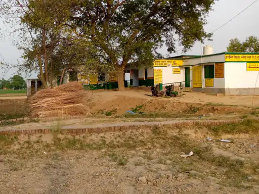 ऐसे पढ़ेगा इंडिया तो कैसे बढ़ेगा इंडिया मुहम्मदावाद में दो कमरों में संचालित हो रही पांच क्लासेस बाकी जगह पर दबंगों का कब्जा