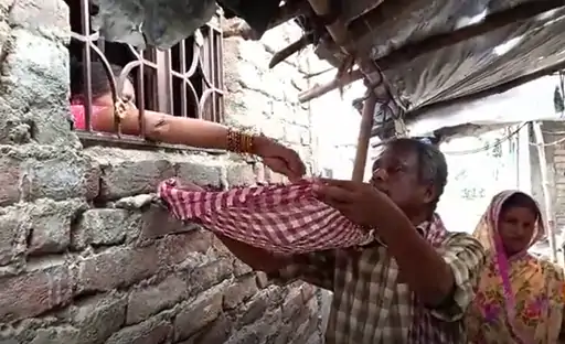 बेटे के शव के लिए मांगी भीख पोस्टमॉर्टम के बाद अस्पताल ने 50 हजार मांगे माता-पिता ने घर-घर जाकर पैसे जुटाए