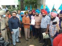 कॉन्ट्रैक्ट बस कर्मियों ने घेरे कांग्रेसी विधायकों के घर