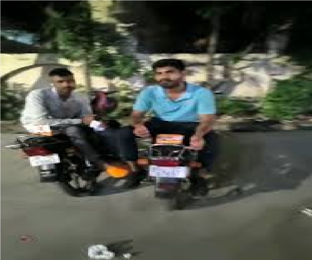 Noida: ऑनलाइन फूड मंगाया, ग्राहक के सामने डिलीवरी बॉय ही चट कर गया खाना