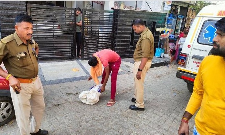 झांसी: 3 दिन की बच्ची को कुत्तों ने नोच डाला; मृत मिली नवजात,  मुंह में दबाकर घूमता रहा कुत्ता, लोगों ने छुड़ाया
