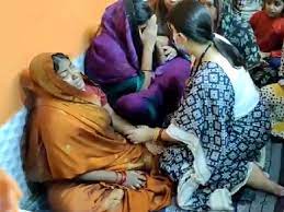 अमेठी के 3 दिवसीय दौरे पर पहुंचीं स्मृति ईरानी शहीद के घर पहुंचकर व्यक्त की शोक-संवेदना आज से कुश्ती प्रतियोगिता का करेंगी शुभारंभ 