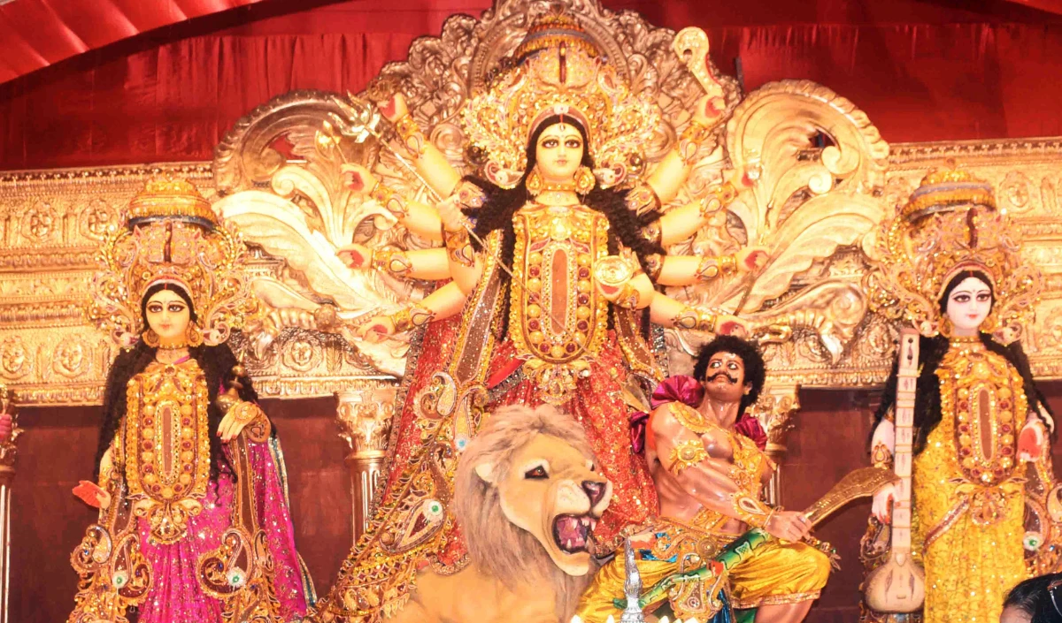 कोलकाता: सरबजनिन सामुदायिक दुर्गा पूजा पंडाल महिला सशक्तिकरण पर आधारित