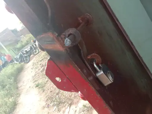 जालौन में गैस कटर से काटा दरवाजा 100 किलो चांदी और एक किलो सोना ले गए सोते रहे दुकान मालिक