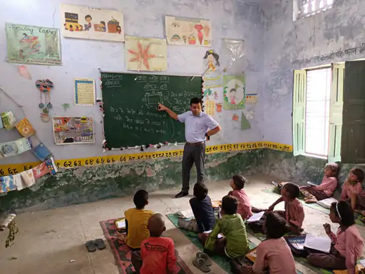 स्मार्ट बन रहे हैं बाराबंकी के स्कूल अधिकारी बदल रहे हैं सरकारी स्कूलों की सूरत