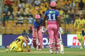 फेज-2 में पहली बार लगी छक्कों की झड़ी, 10 तस्वीरें:बॉलर की हाथ से गेंद छूटी तो शॉट लगाने पिच से 10 फीट बाहर तक दौड़ गए बैट्समैन