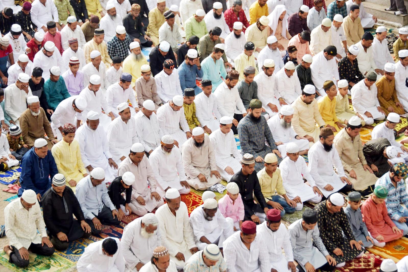 New Delhi: देशभर में Eid-ul-Fitr पर लोग एक दूसरे को दे रहे मुबारकबाद, मस्जिदों में पढ़ी गयी ईद की नमाज
