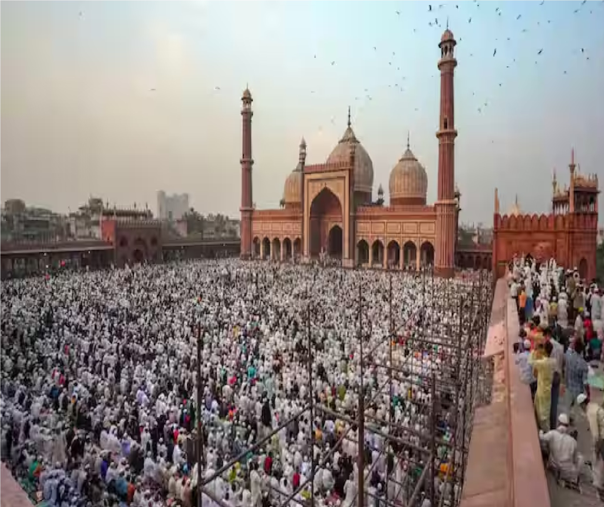 New Delhi: देशभर में Eid-ul-Fitr पर लोग एक दूसरे को दे रहे मुबारकबाद, मस्जिदों में पढ़ी गयी ईद की नमाज