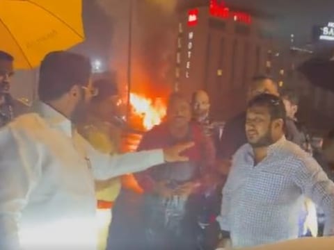 वेस्‍टर्न एक्‍सप्रेस हाईवे पर कार में लगी आग देखते ही मदद के लिए रुक गए CM एकनाथ शिंदे