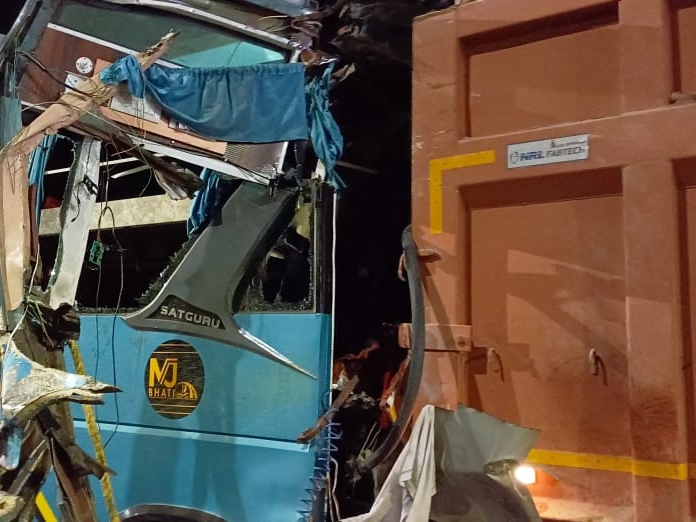 इटावा: में प्राइवेट बस-डंफर की टक्कर में 4 की मौत,46 यात्री घायल