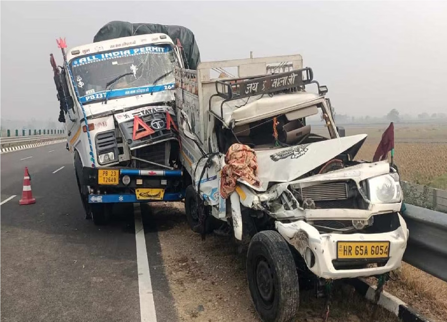 Noida: अनियंत्रित Mercedes car में पेड़ से टकराने के बाद लगी आग, एक की मौत