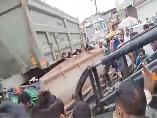 कानपुर में 1 घंटे तक दबी रहीं 5 सवारियां तेज रफ्तार डंपर ने मारी टक्कर