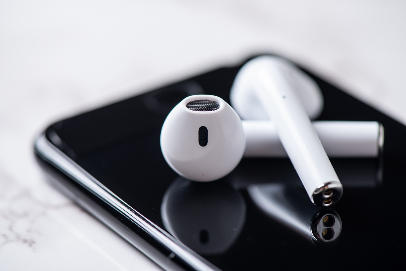 जोरदार ऑफर, आधी कीमत मिल रहे हैं महंगे वाले Earbuds, साउंड क्वालिटी दीवाना बना देगी