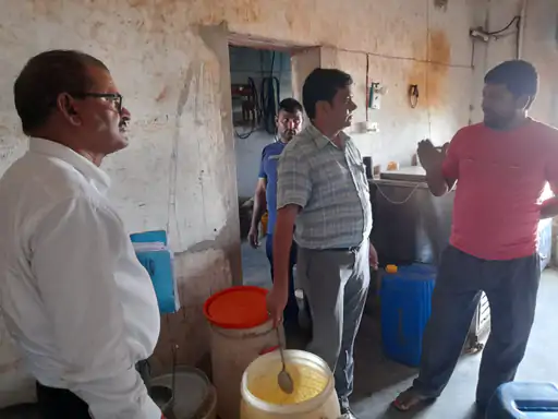 मथुरा: खाद्य सुरक्षा विभाग के अधिकारी को बंधक बनाया, मिठाई की दुकान पर छापा मरने गई थी टीम, 12 लोगों के खिलाफ मुकदमा