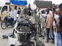 सहारनपुर में खड़े डंपर से टकराई कार 2 की मौत-4 गंभीर