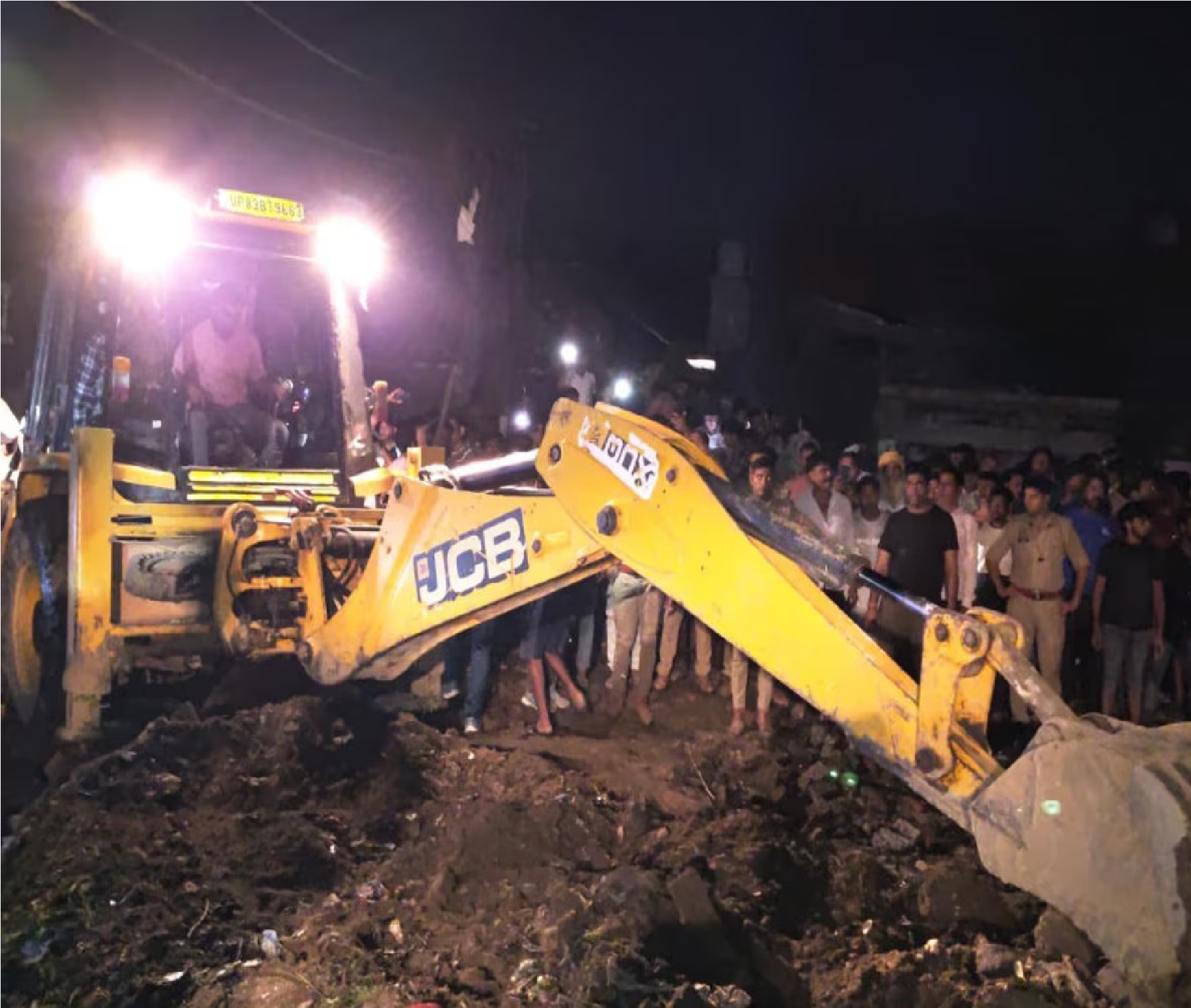 Firozabad: फिरोजाबाद पटाखा गोदाम में भीषण विस्फोट, 5 की मौत, कई घर जमींदोज