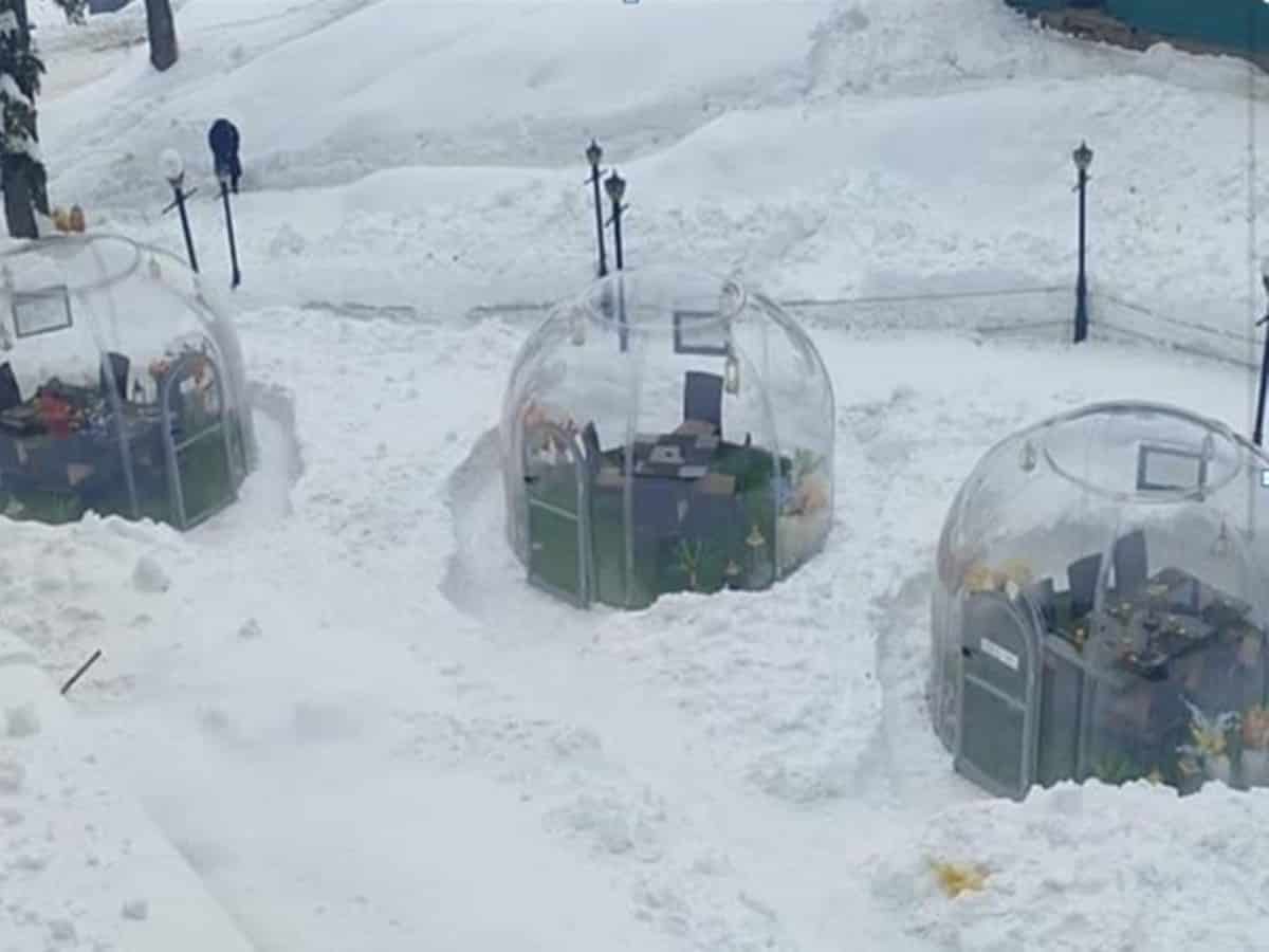 Gulmarg आये पर्यटकों को खूब भा रहा है Indias First Glass Igloo Restaurant