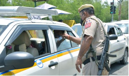 कानून व्यवस्था को दुरुस्त करने के लिए नोएडा में पुलिस बल ने निकाला फ्लैग मार्च