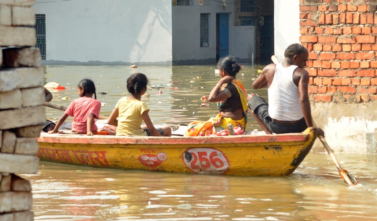 बाढ़ पीड़ितों के मदद मांगने पर DM के बिगड़े बोल