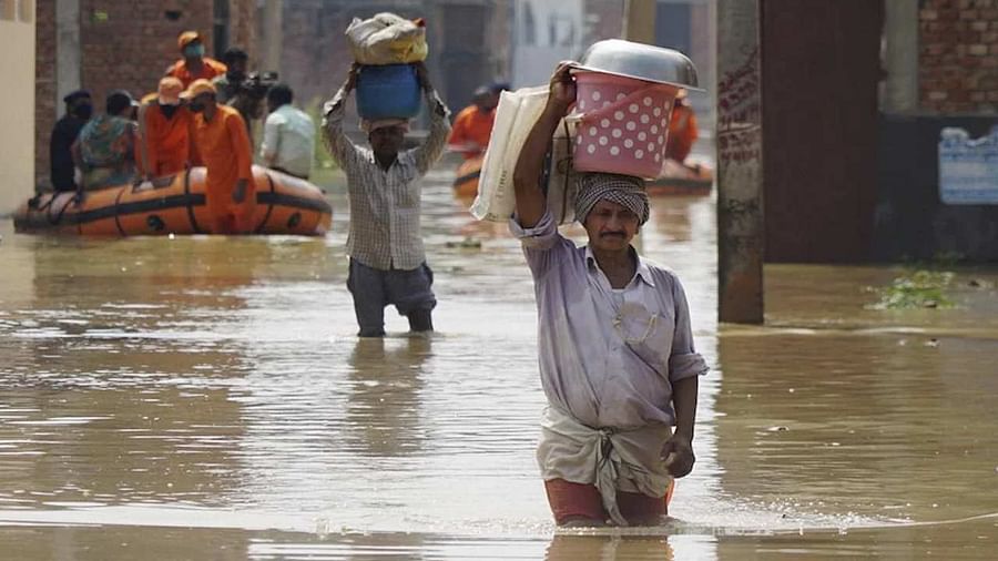 उत्तराखंड के बाद उत्तर प्रदेश में बारिश का कहर, पीलीभीत-लखीमपुर खीरी में बाढ़ से मची आफत, सेना ने संभाला मोर्चा