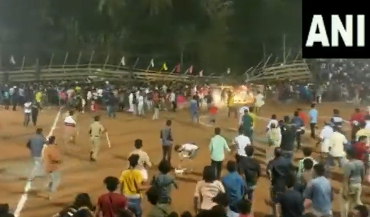दर्शकों से खचा-खच भरा था स्टेडियम गैलरी का हिस्सा गिरा 200 लोग घायल वीडियो में कैद खौफनाक तस्वीर