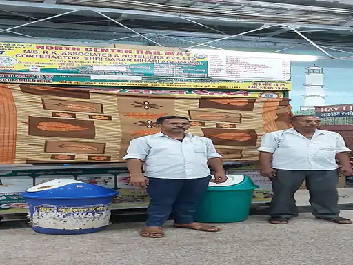 ओवर चार्जिंग पकड़ी लगा एक लाख का जुर्माना कानपुर सेंट्रल स्टेशन पर चला अभियान