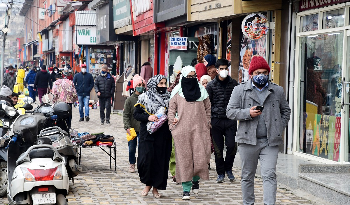 देश में कोरोना वायरस की तीसरी लहर कमजोर उत्तर प्रदेश सरकार ने जारी किए नये दिशा निर्देश जानें क्या खुला क्या बंद है