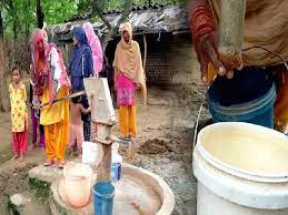 सरकारी हैंडपंप पर पूर्व प्रधान ने किया कब्जा चुनाव में मिली हार की पूर्व प्रधान ने निकाली खुन्नस  पानी के लिए तरस रहे हैं ग्रामीण 