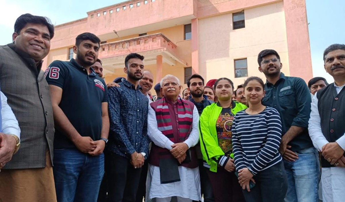 मुख्यमंत्री मनोहर लाल ने नारायणगढ़ में यूक्रेन से लौटे छात्रों से मुलाकात की