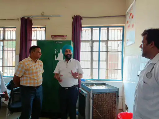 CMO ने सीएचसी सासनी का निरीक्षण किया गंदगी देखकर चढ़ा सीएमओ का पारा कर्मचारियों को लगाई फटकार