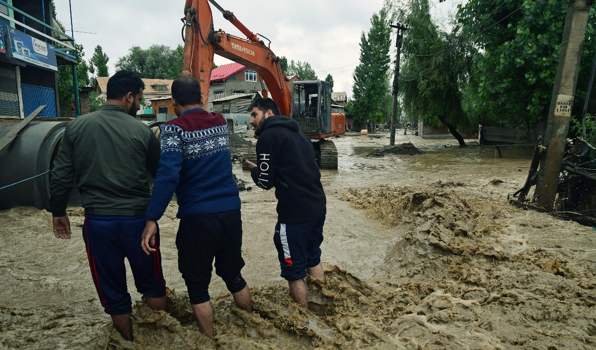 महाराष्ट्र के ठाणे में भारी बारिश पेड़ गिर जाने से 10 दोपहिया वाहन क्षतिग्रस्त जनजीवन प्रभावित