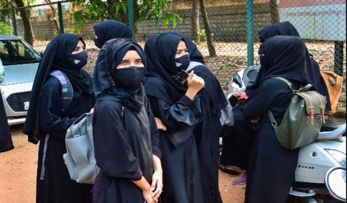 हिजाब पर हाईकोर्ट के फैसले से मुस्लिम छात्राओं ने जताई आपत्ति कहा- 1400 साल से हिजाब जरूरी माना गया है